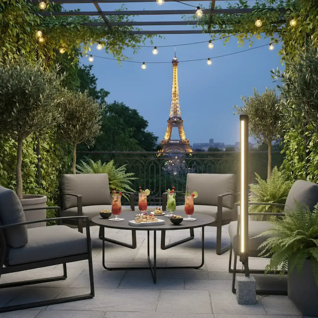 Lampadaire extérieur lukas avec structure métallique grise moderne s’intègre facilement à un mobilier de patio confortable