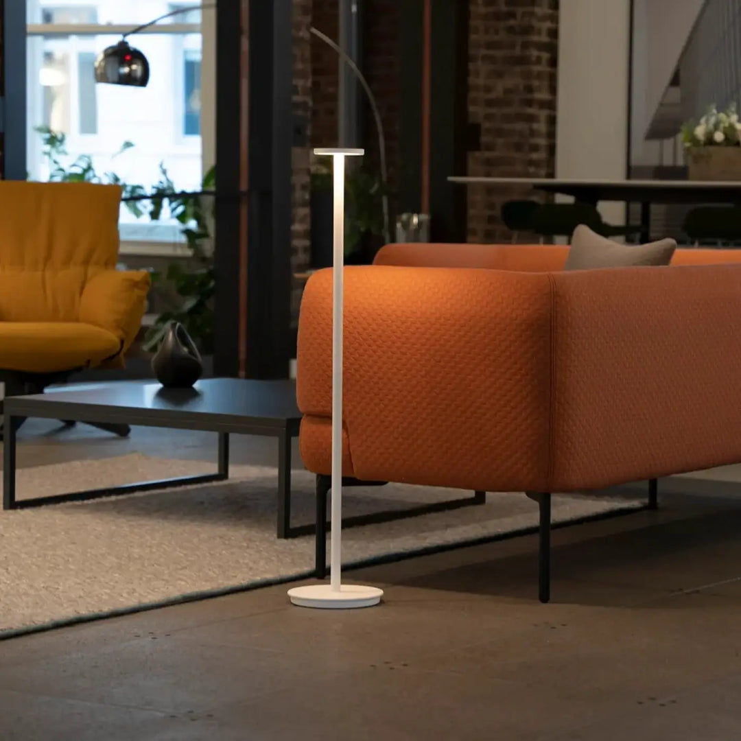 Lampadaire luci blanc minimaliste en aluminium usiné avec design cylindrique et base circulaire plat luminaire rechargeable