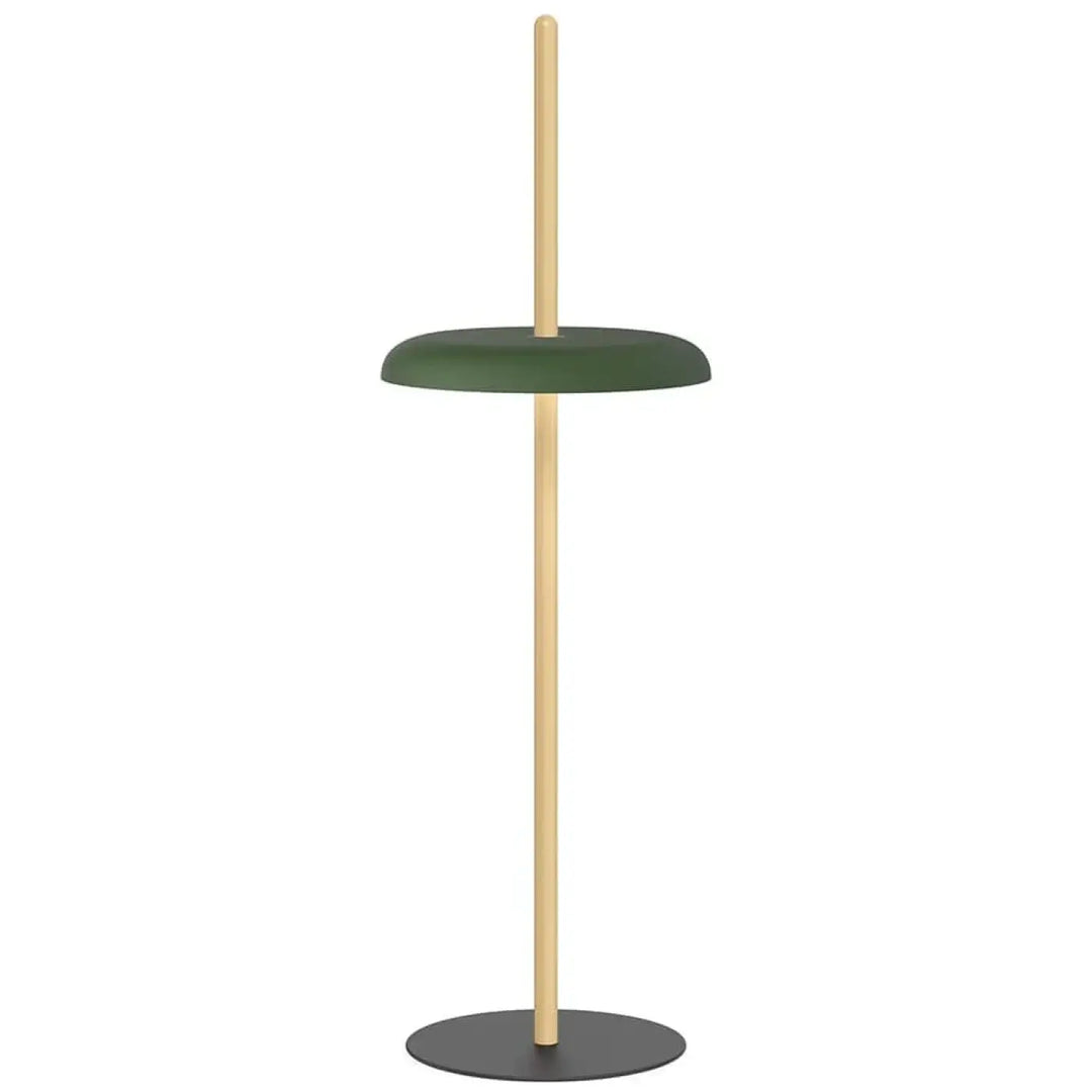 Lampadaire Nivél sur poteau en bois dans un salon