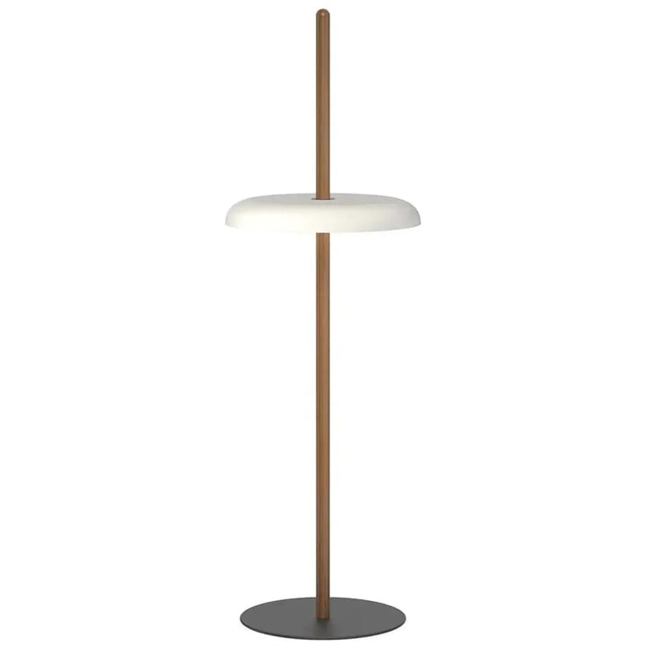 Lampadaire Nivél sur poteau en bois dans un salon
