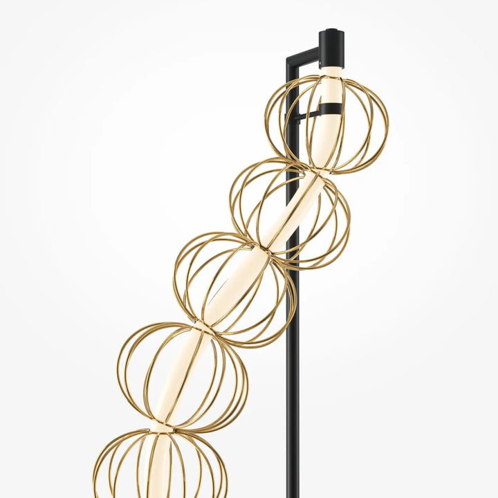 Lampadaire golden cage moderne avec poteau noir et sphères dorées en fil métallique illuminées cylindrical light fixtures