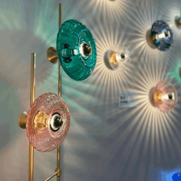Lampadaire grace avec appliques murales en verre soufflé bleu sarcelle et rose montées sur fixtures en laiton
