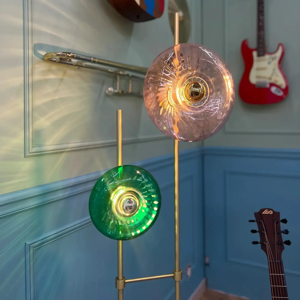 Lampadaire grace avec verre soufflé rose et vert sur pied laiton mince et base marbre blanc moderne