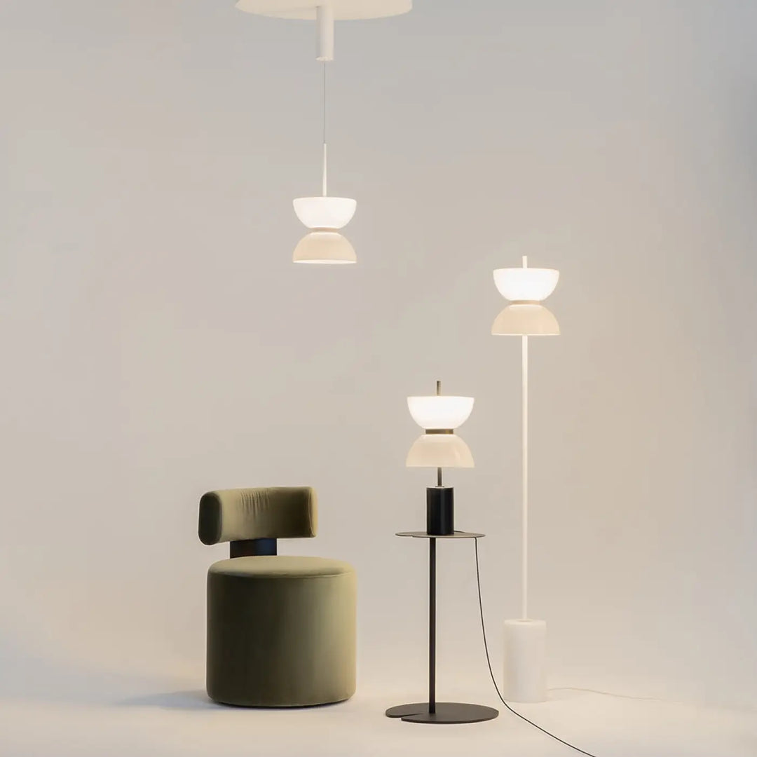 Lampadaire kyoto moderne avec abat-jours en verre blanc translucide empilés sur tiges métalliques et base effet marbre