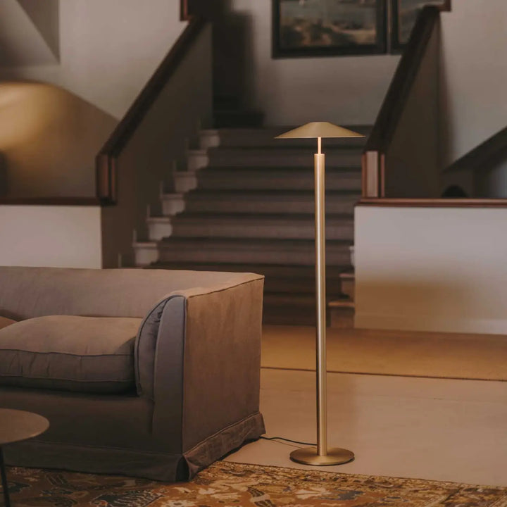 Lampadaire H doré dans une pièce de vie #couleur_dore