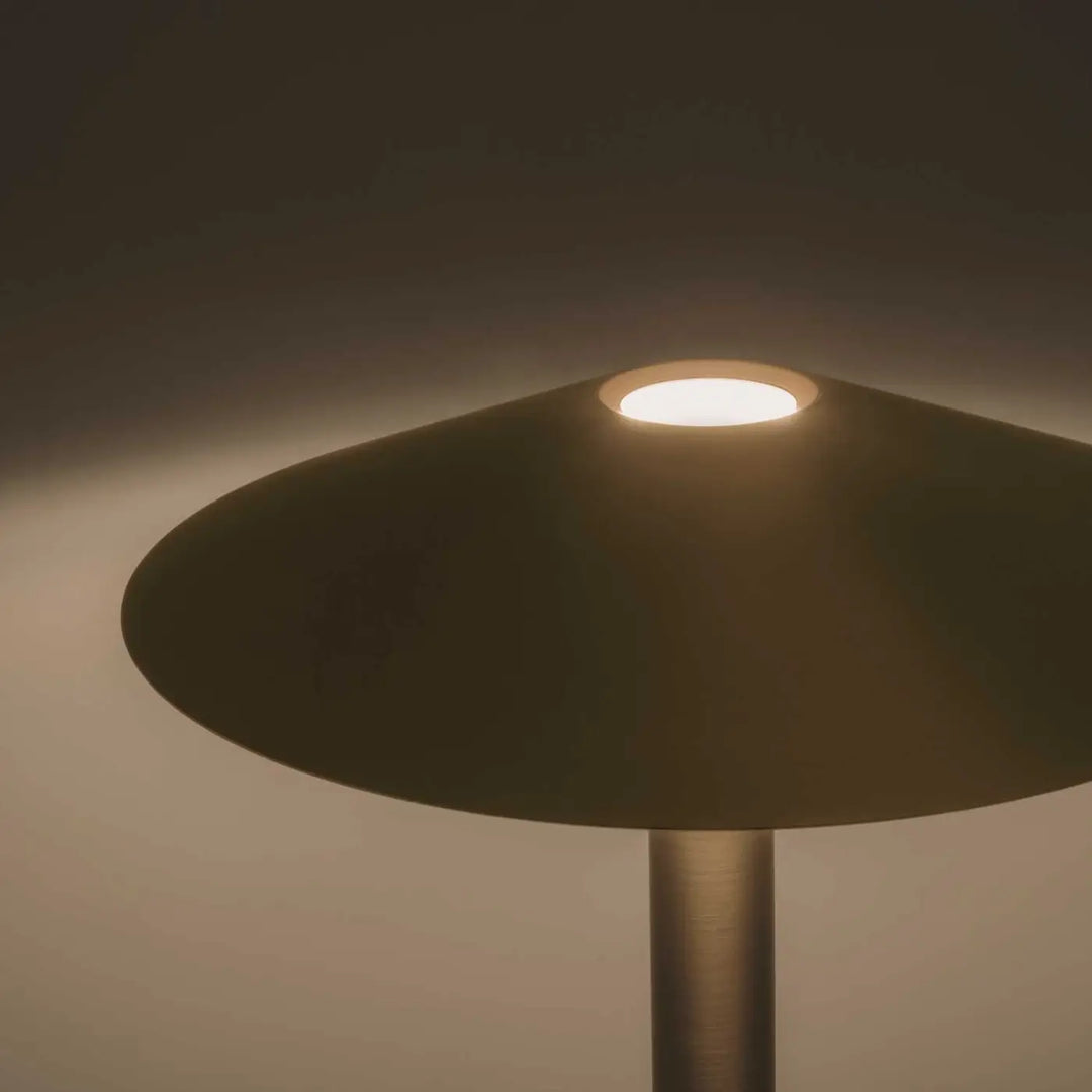 Mise en situation du lampadaire H doré #couleur_dore