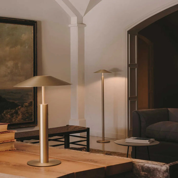 Luminaire H doré dans un intérieur #couleur_dore