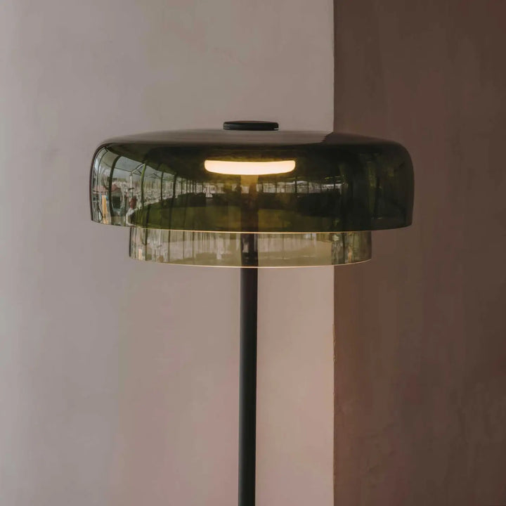 Lampadaire Levels 2 en verre vert dans un intérieur #couleur_vert