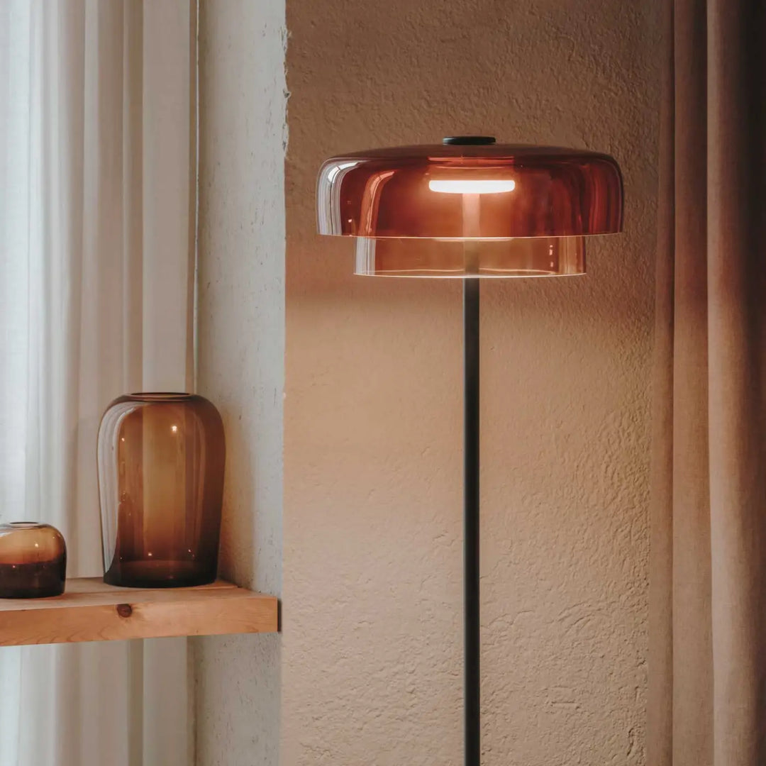 Lampadaire Levels 2 à diffuseurs ambrés dans un intérieur #couleur_orange