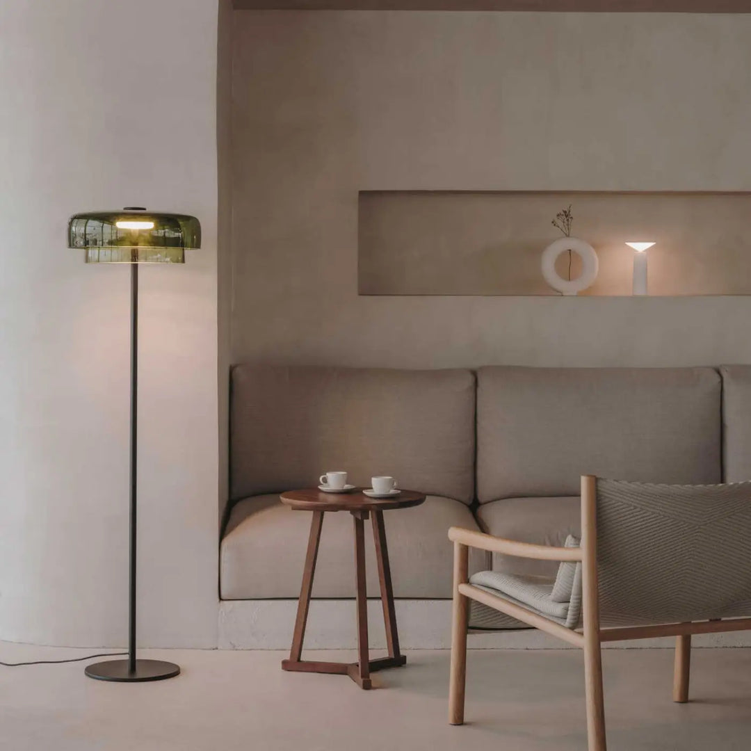 Lampadaire Levels 2 en verre soufflé vert dans un intérieur #couleur_vert
