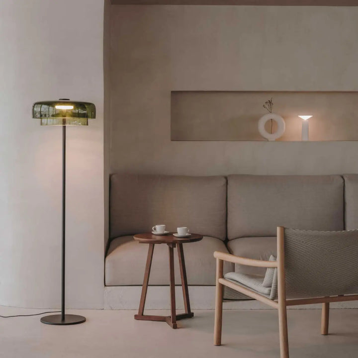 Lampadaire Levels 2 en verre soufflé vert dans un intérieur #couleur_vert