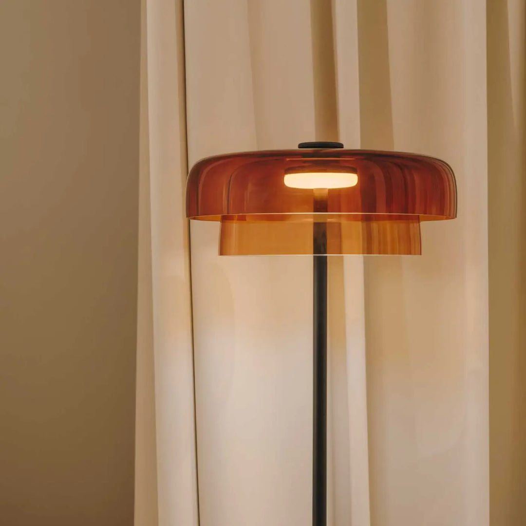 Lampadaire Levels 2 en verre soufflé ambré dans un intérieur #couleur_orange