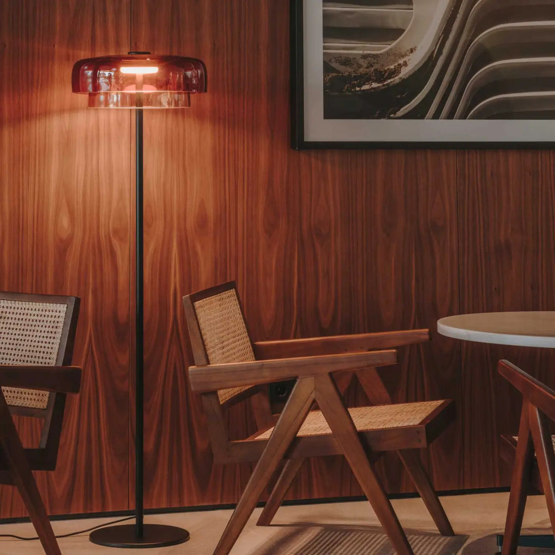 Lampadaire Levels 2 en verre ambré dans un intérieur #couleur_orange