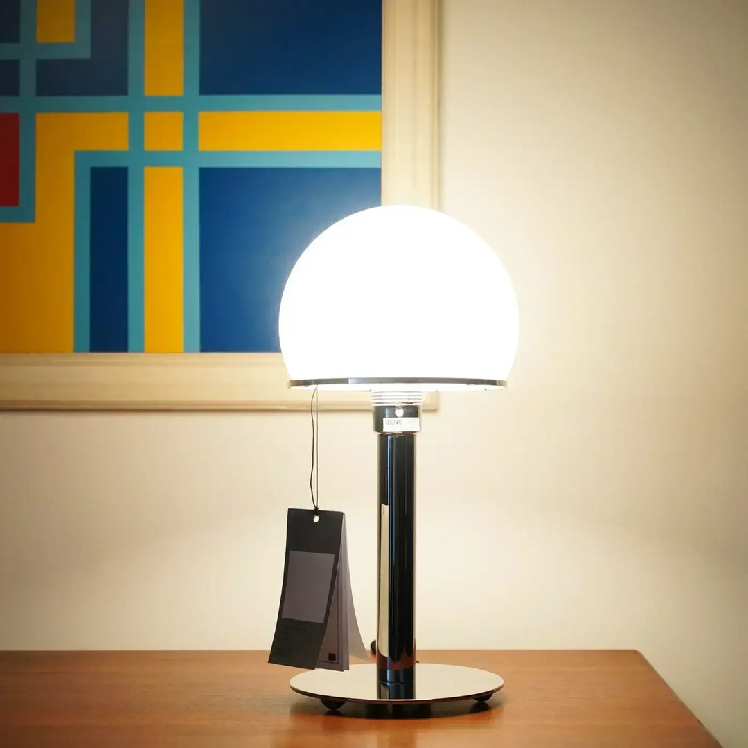 Lampe de chevet verrila avec abat-jour sphérique en verre blanc brillant et base en chrome poli pour chambre à coucher