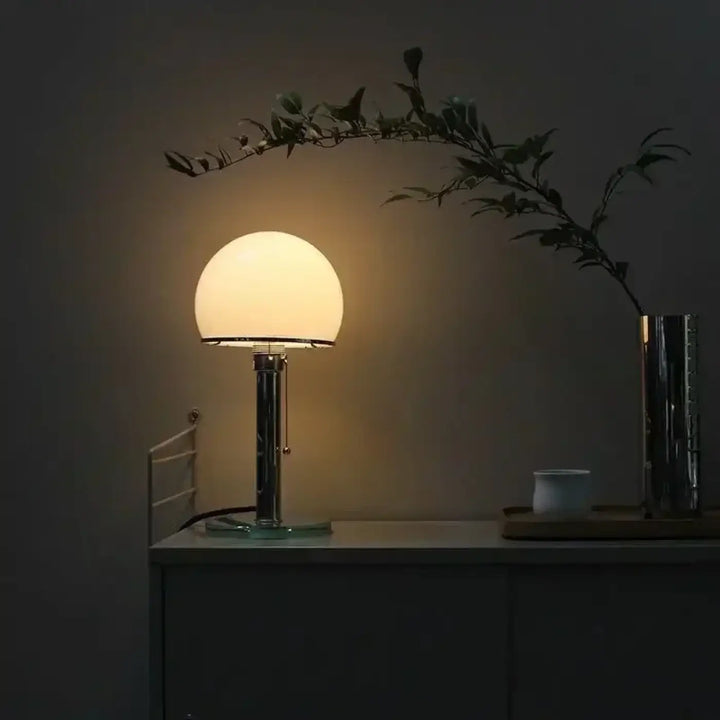 Lampe de chevet verrila avec abat-jour sphérique en verre ton chaud et base chromée pour chambre à coucher
