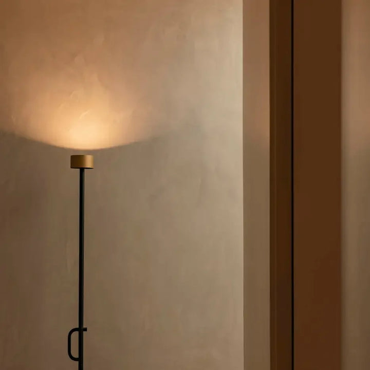 Lampadaire Staff noir dans un intérieur