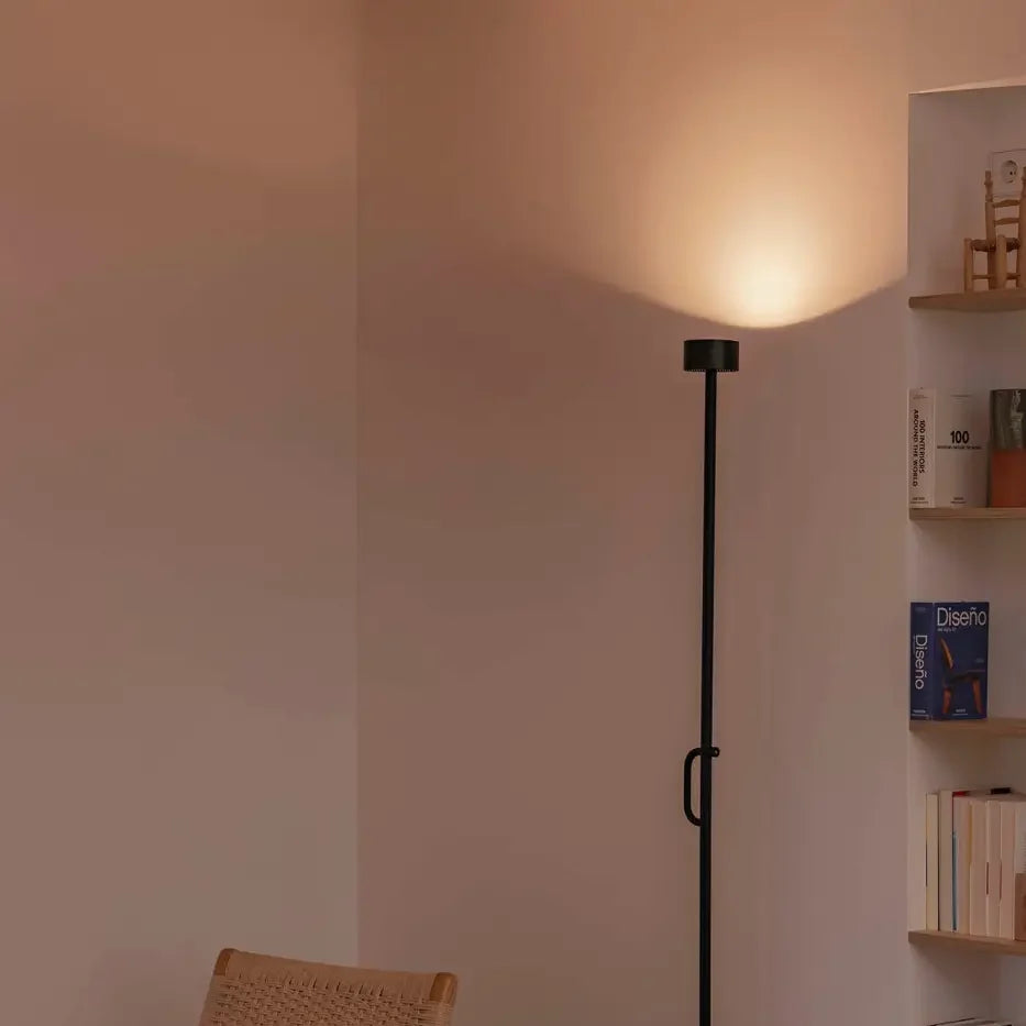Lampadaire Staff de Faro Barcelona dans une pièce