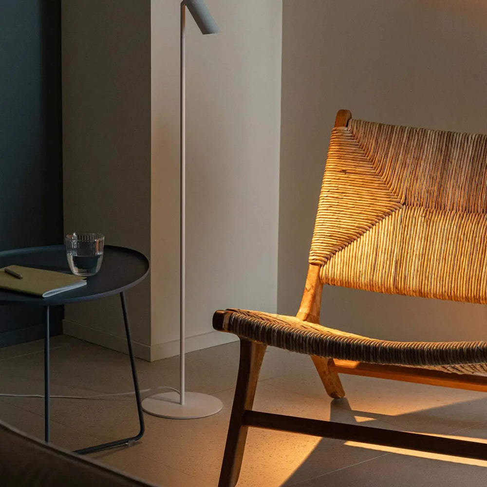 Lampadaire Leo blanc dans un intérieur