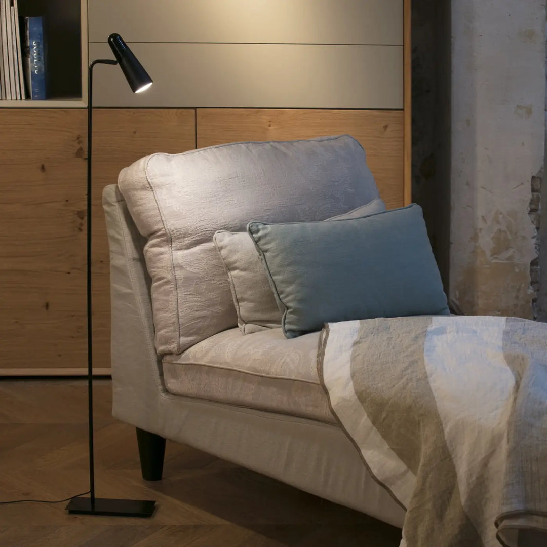 Lampadaire Lao noir de Faro Barcelona en situation