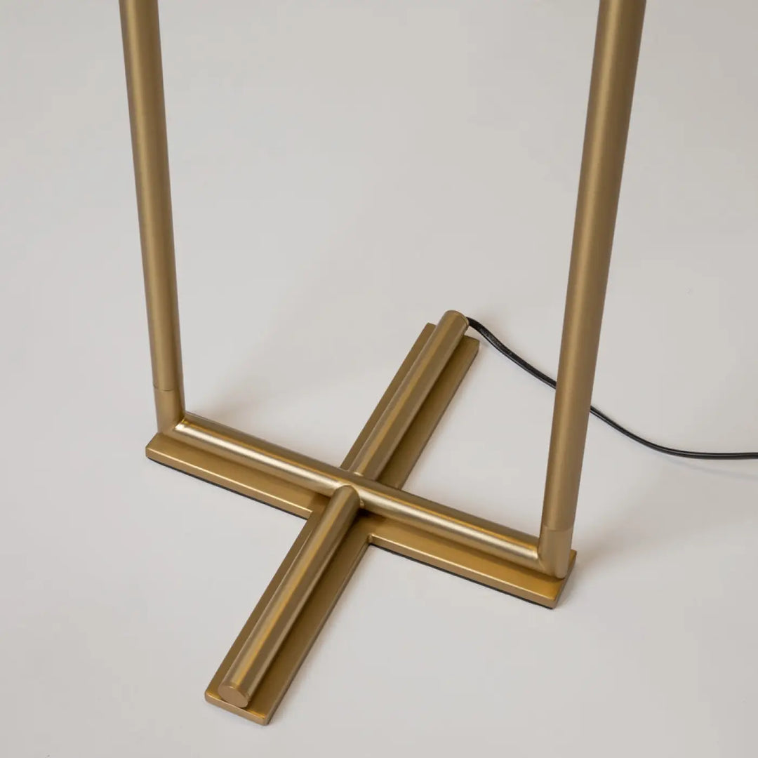 Lampadaire sixth sense en métal doré avec base en forme de croix et tiges verticales pour un éclairage élégant