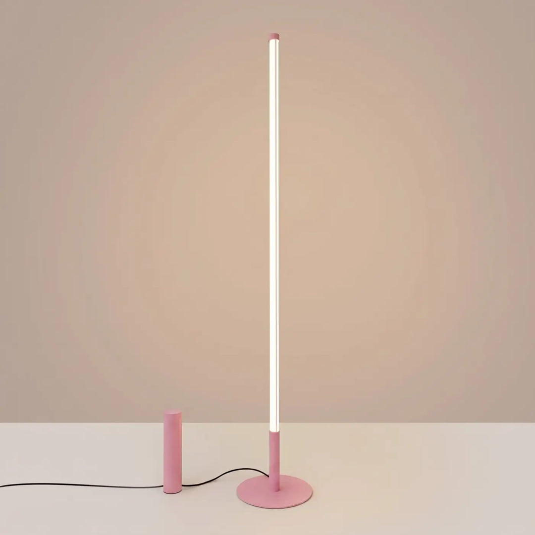 Lampadaire TRANG rose allumée, tube lumineux