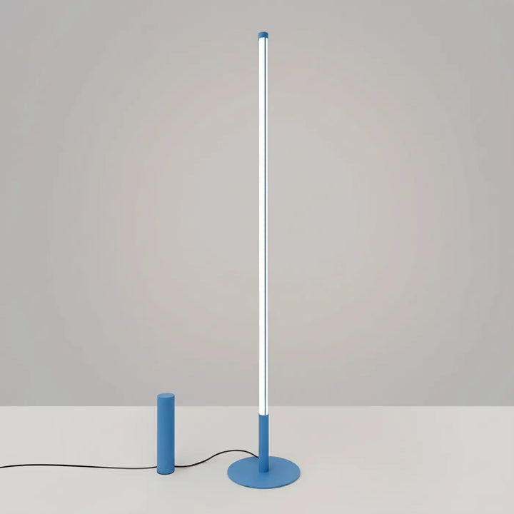 Lampadaire TRANG bleu clair allumée, tube lumineux