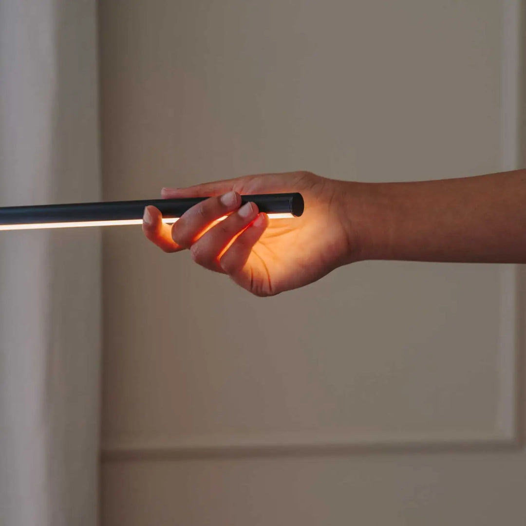 Lampadaire Tubs noir à variateur tactile dans un intérieur