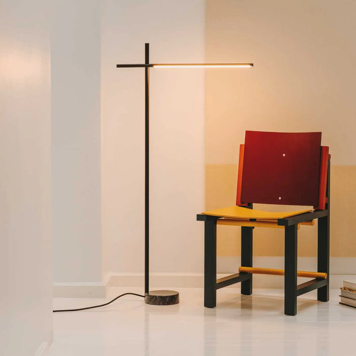 Lampadaire Tubs noir dans un intérieur