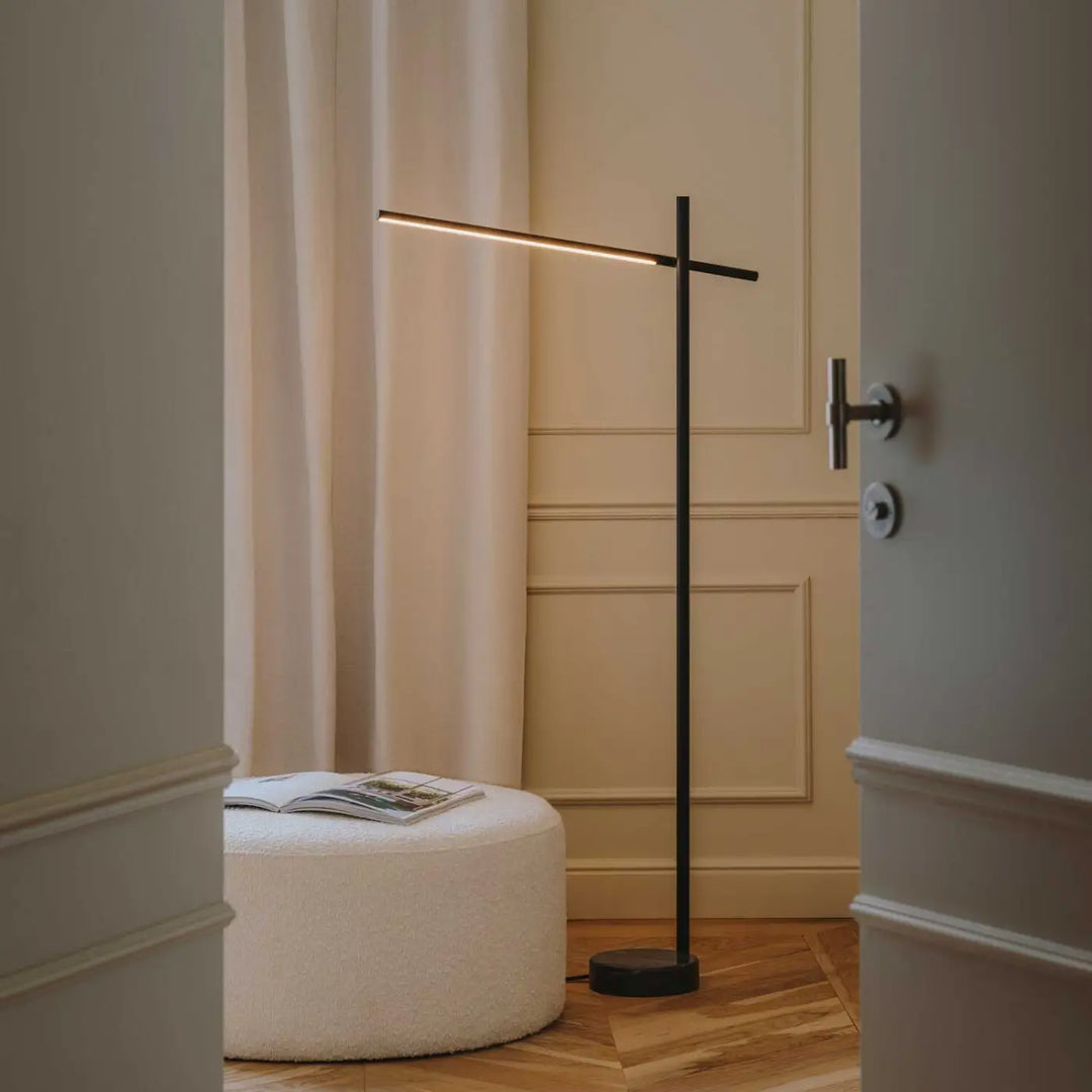 Lampadaire Tubs noir de LEDS C4 dans un intérieur