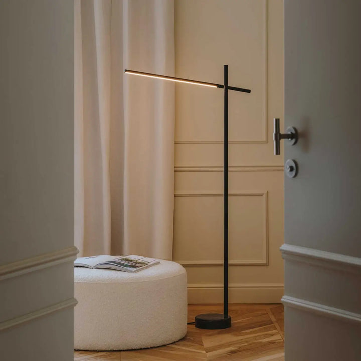 Lampadaire Tubs noir de LEDS C4 dans un intérieur