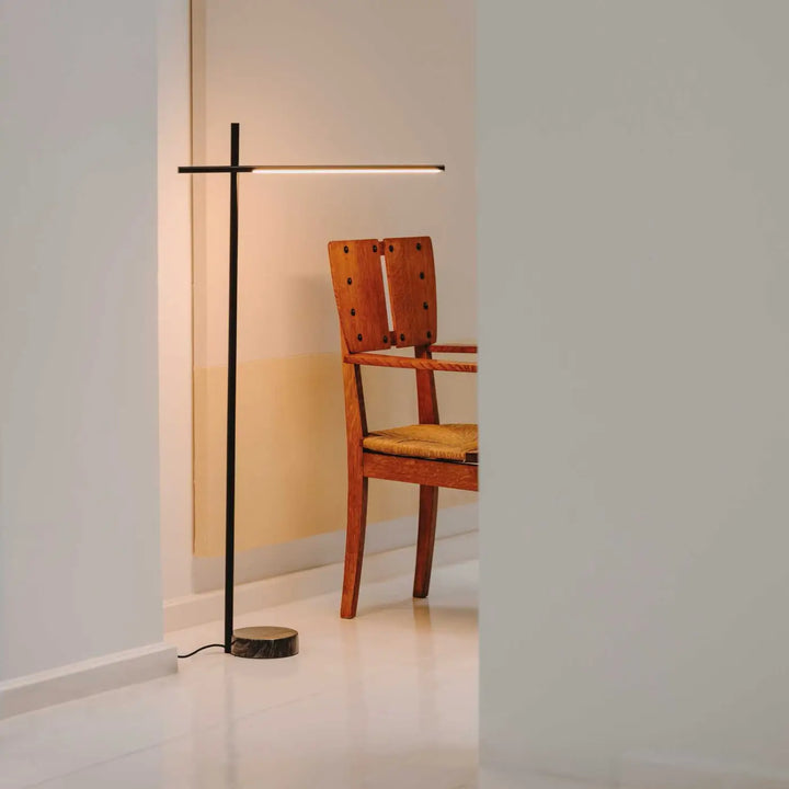 Lampadaire LED Tubs en métal et marbre en ambiance