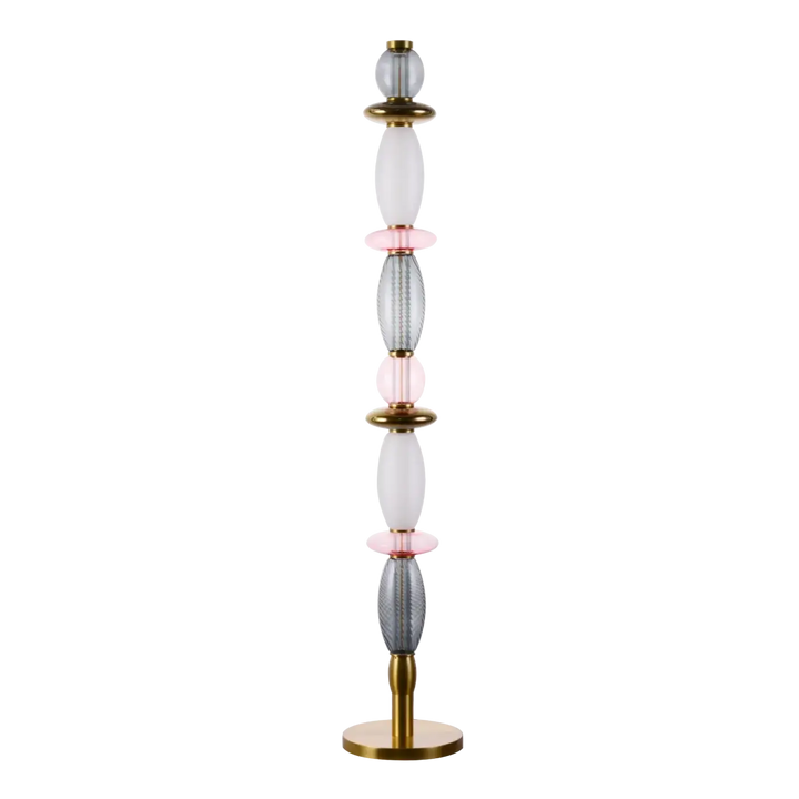 Lampadaire léonor avec segments en verre soufflé translucide blancs et gris et finitions en métal rose doré savoir-faire artisanal