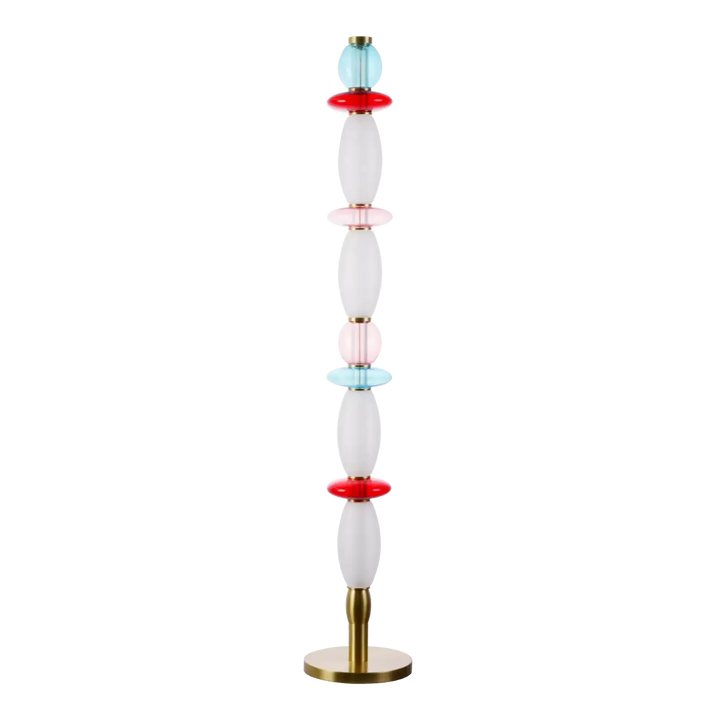 Lampadaire léonor avec base et tige en laiton, sections cylindriques en verre soufflé blanc translucide et accents rouges et bleus