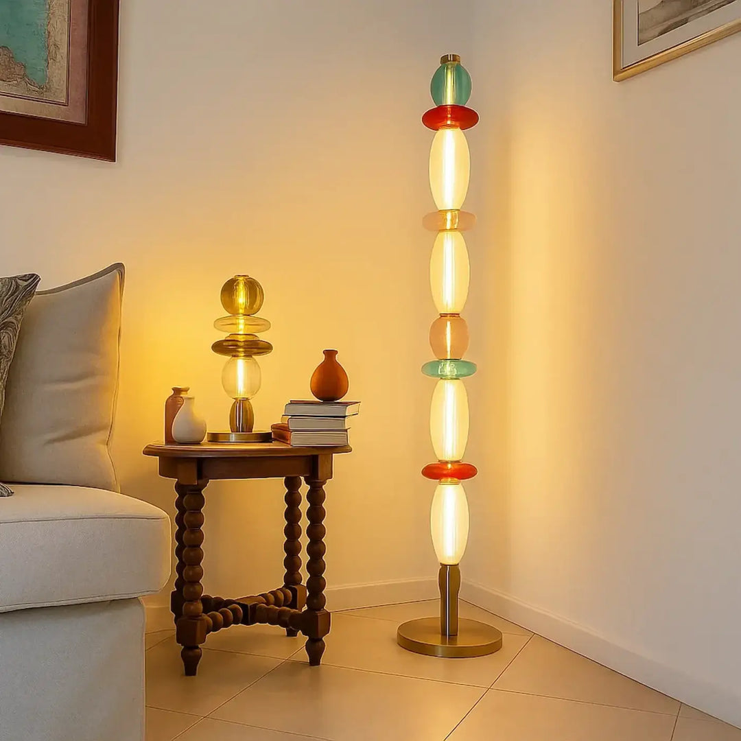 Lampadaire léonor avec orbes en verre soufflé translucide en jaune chaud, rouge et bleu vert, reflet du savoir-faire artisanal