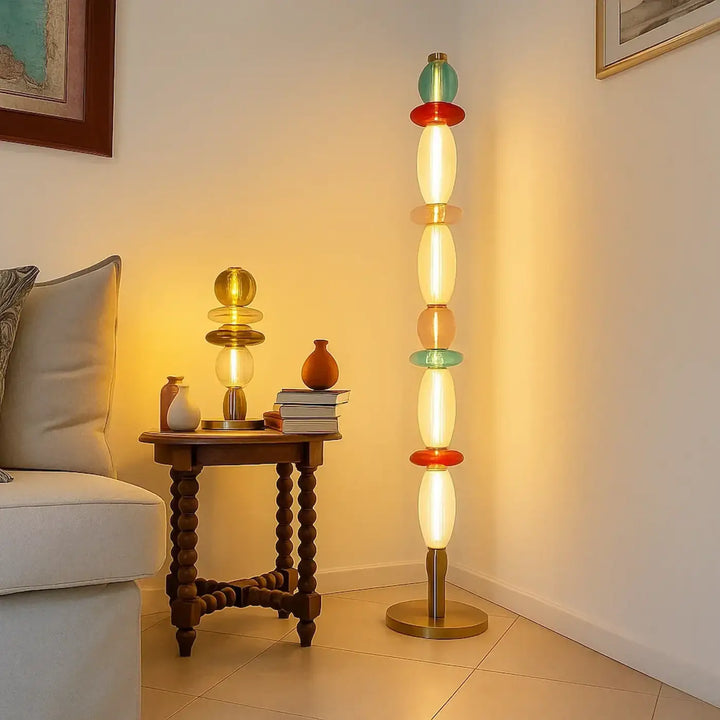 Lampadaire léonor avec orbes en verre soufflé translucide en jaune chaud, rouge et bleu vert, reflet du savoir-faire artisanal