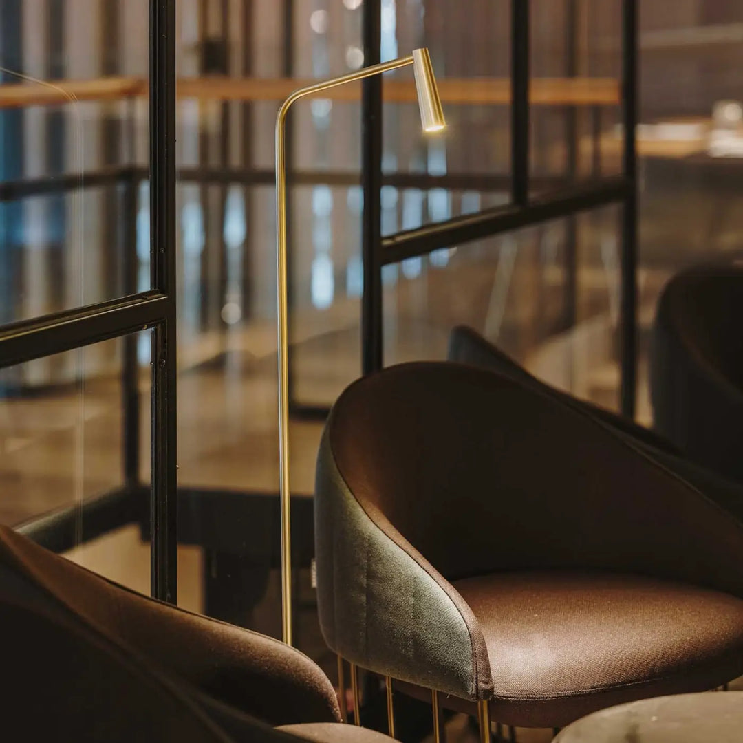Lampadaire Gamma doré dans un intérieur
