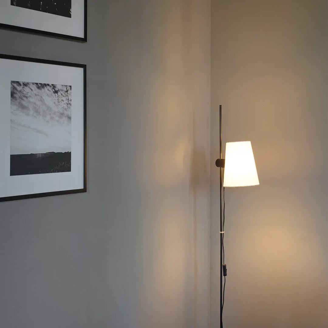 Lampadaire Lupe noir et beige de Faro Barcelona en situation