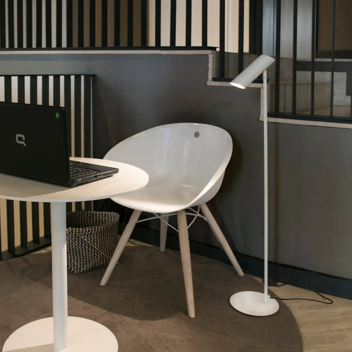 Lampadaire Link blanc de Faro Barcelona en situation