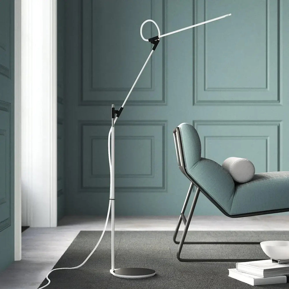 Lampadaire liseuse superlight blanc moderne avec bras ajustable élégant et joints noirs pour lumière led variable par pablo designs