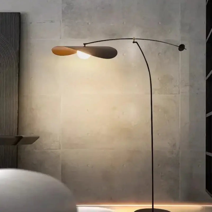 Lampadaire moderne arqué noir au design élégant pour salon