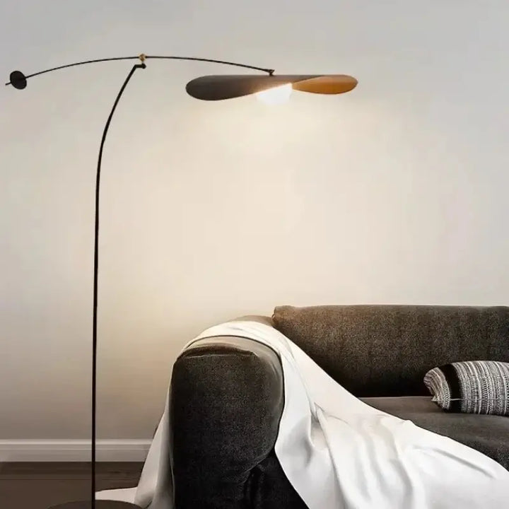Lampadaire moderne arqué noir au design élégant pour salon
