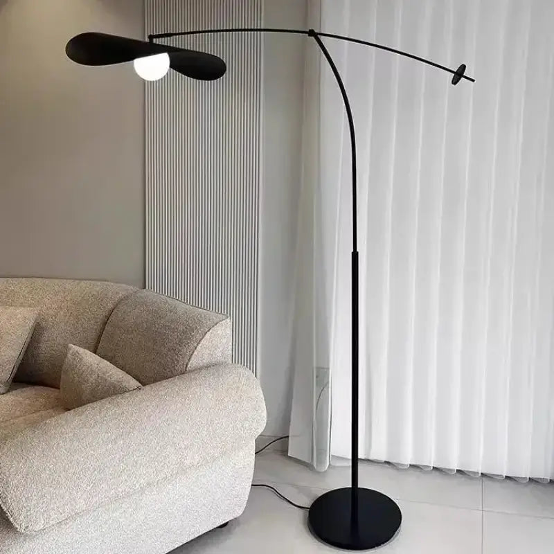 Lampadaire moderne arqué noir au design élégant pour salon