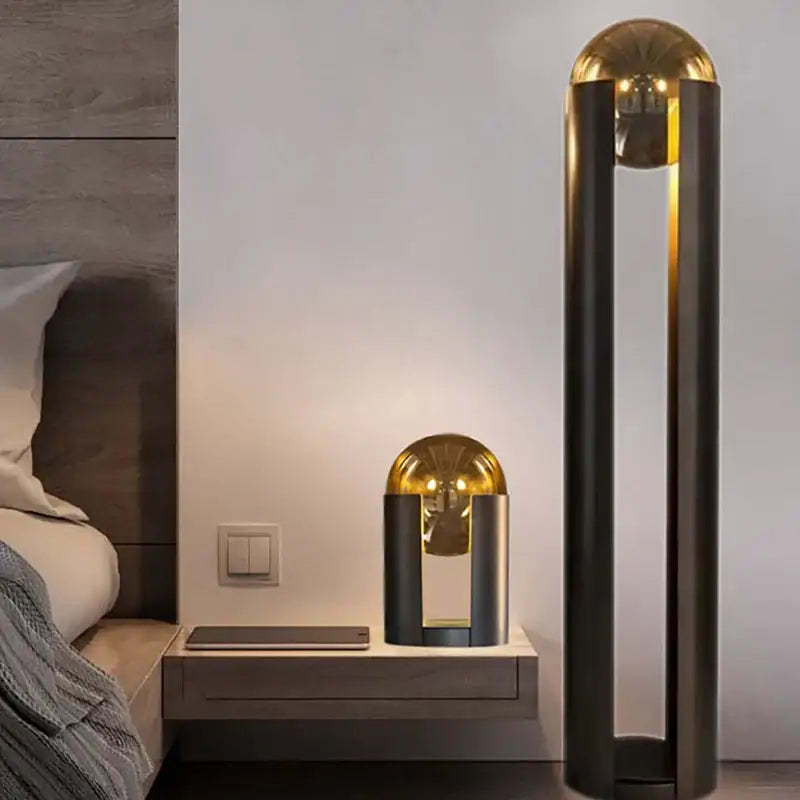 Lampadaire moderne en noir avec boule en verre design élégant