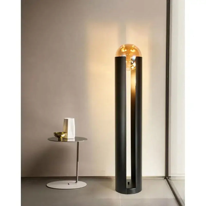 Lampadaire moderne en noir avec boule en verre design élégant
