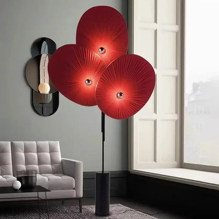 Lampadaire moderne rouge à disques texturés avec détails dorés