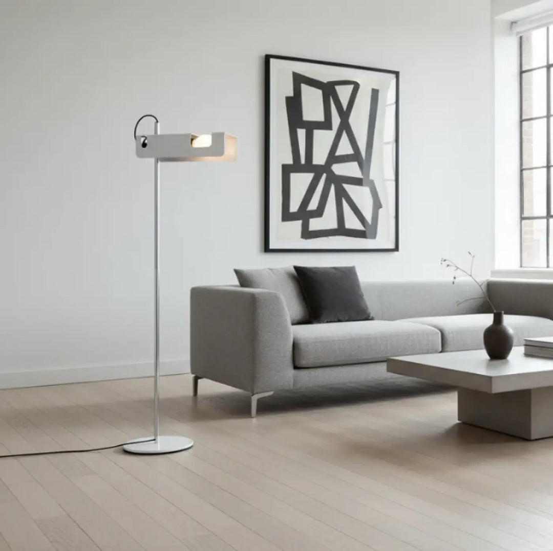 Lampadaire moderne orix avec finition métallique argentée et tête rectangulaire pour éclairage directionnel structure fine