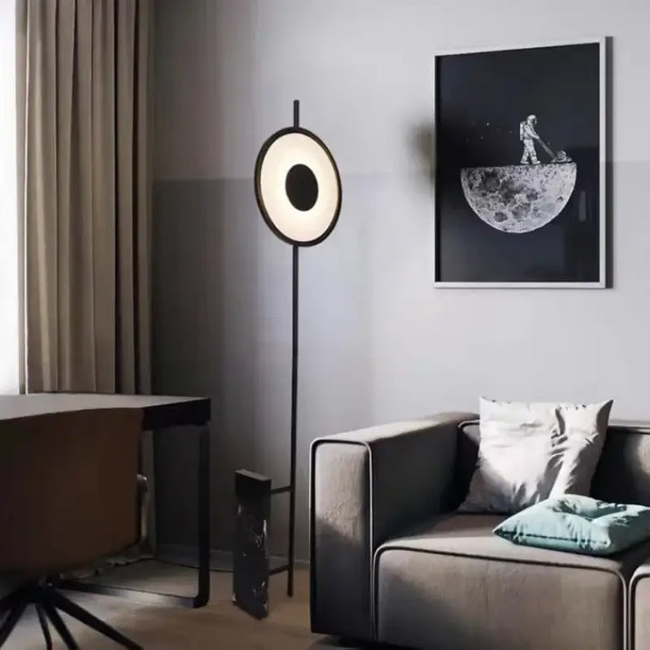 Lampadaire noir au design minimaliste pour intérieur élégant
