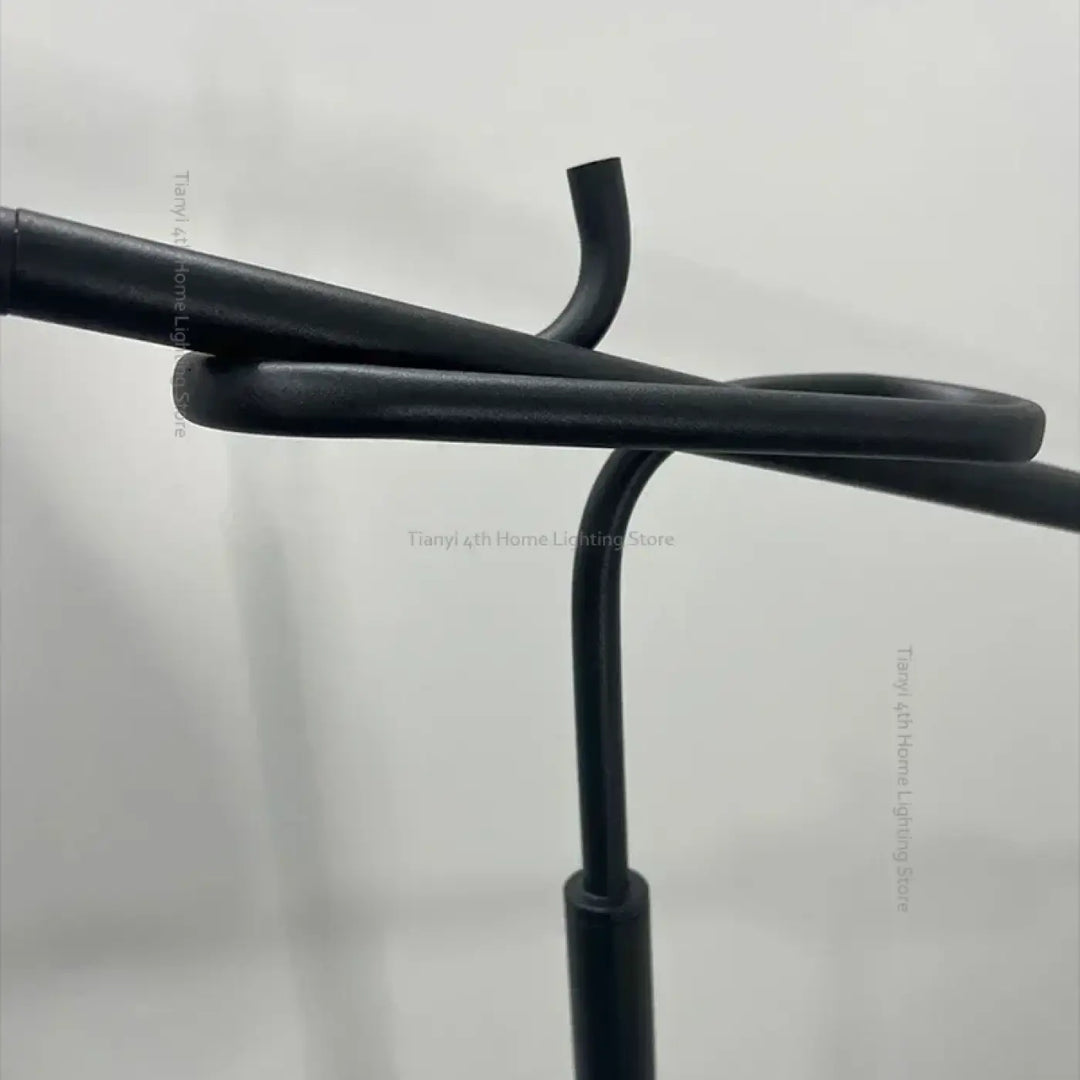 Lampadaire noir au design minimaliste et vintage