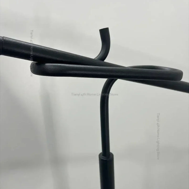 Lampadaire noir au design minimaliste et vintage