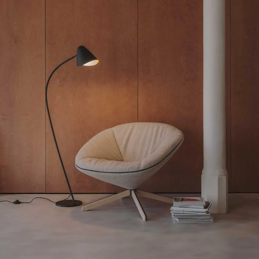 Lampadaire Organic noir à tête orientable dans un intérieur